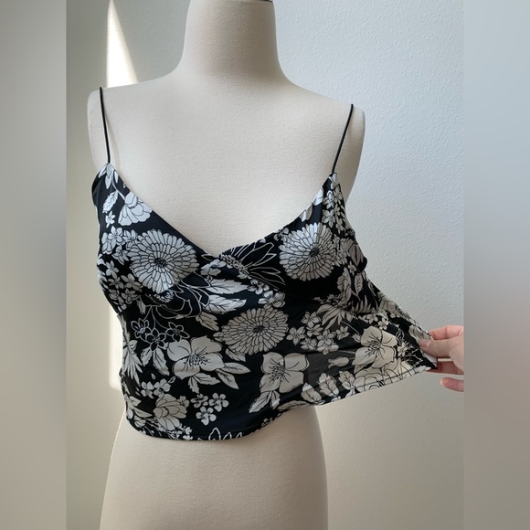 Satin Floral Bungee Strap Cropped Tank Top - Picture 10 of 15